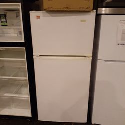 Used Excellent Condition Magic Chef Top And Bottom Refrigerator 28inches 
