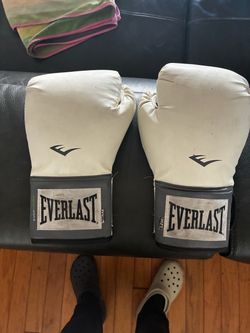 Everlast white boxing gloves 12 Oz