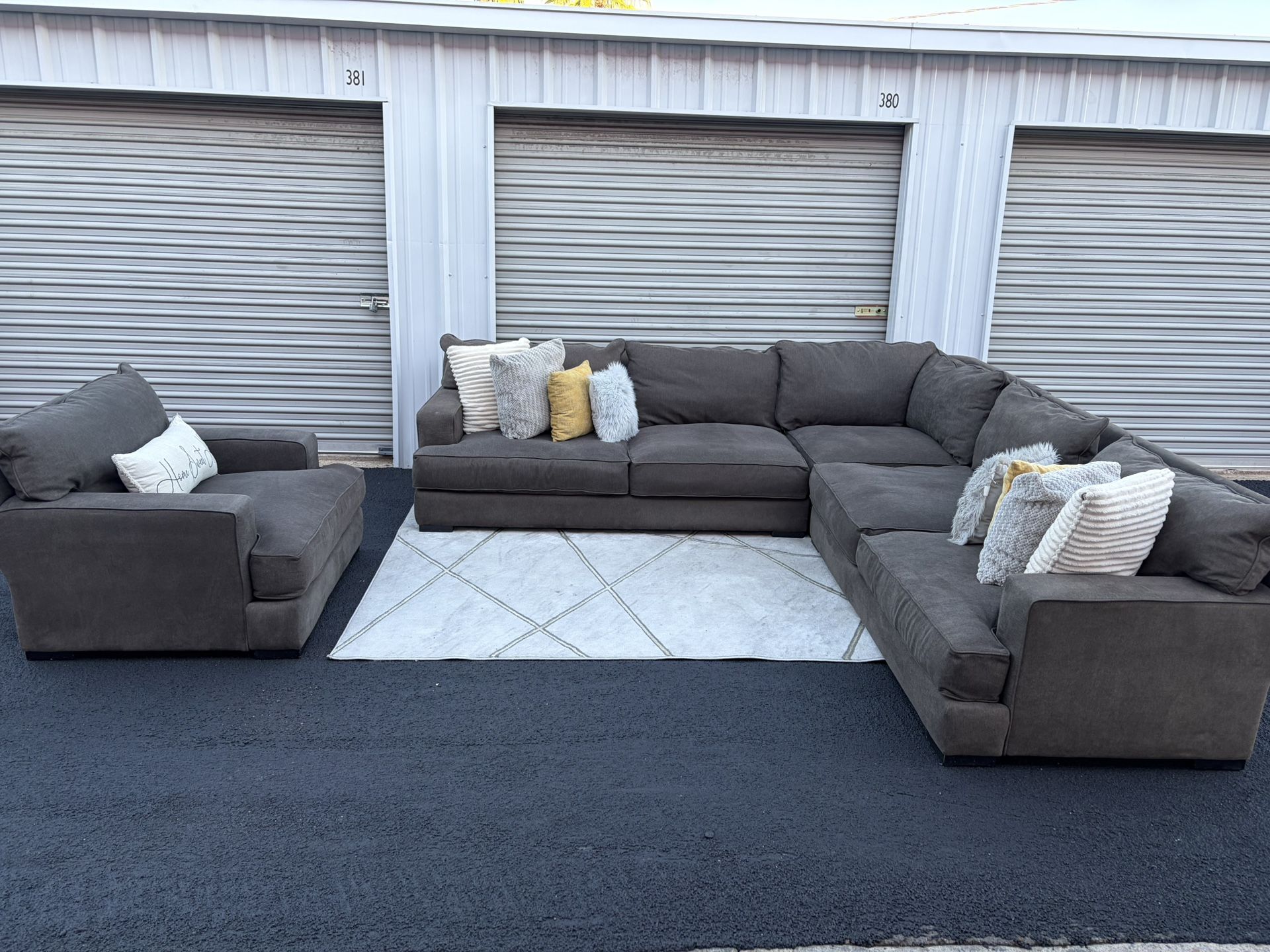 Sectional Couch With Single Seater