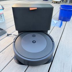 iRobot Roomba Robot Vacuum with Auto-Empty Base