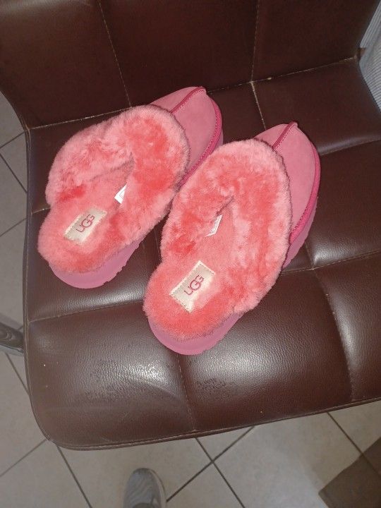 UGG PEACH COLOR SLEEPERS!! SIZE 6