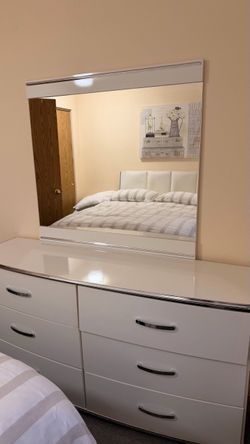 Queen bed, dresser and night stand