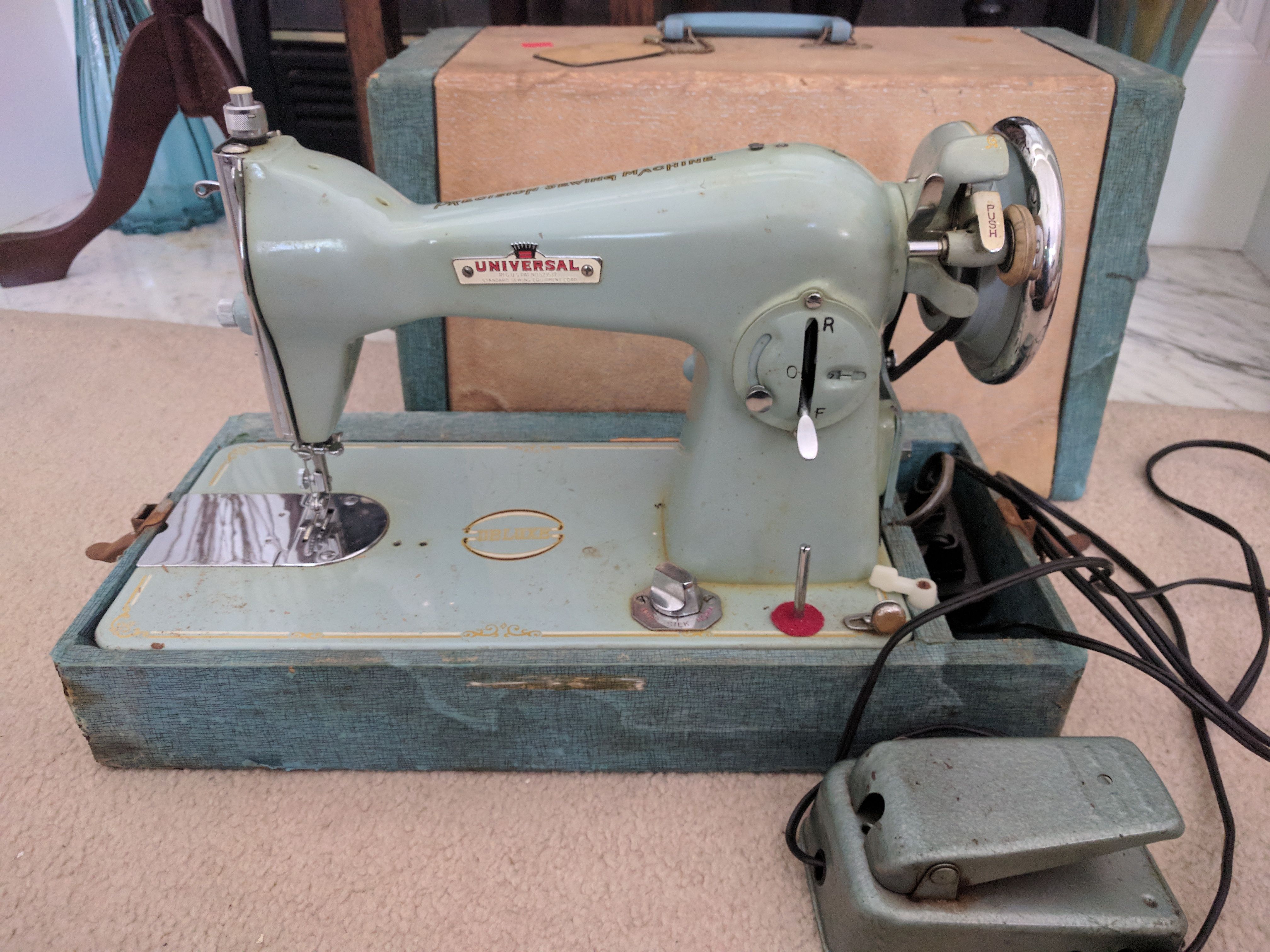 Vintage Deluxe Universal Precision Sewing Machine