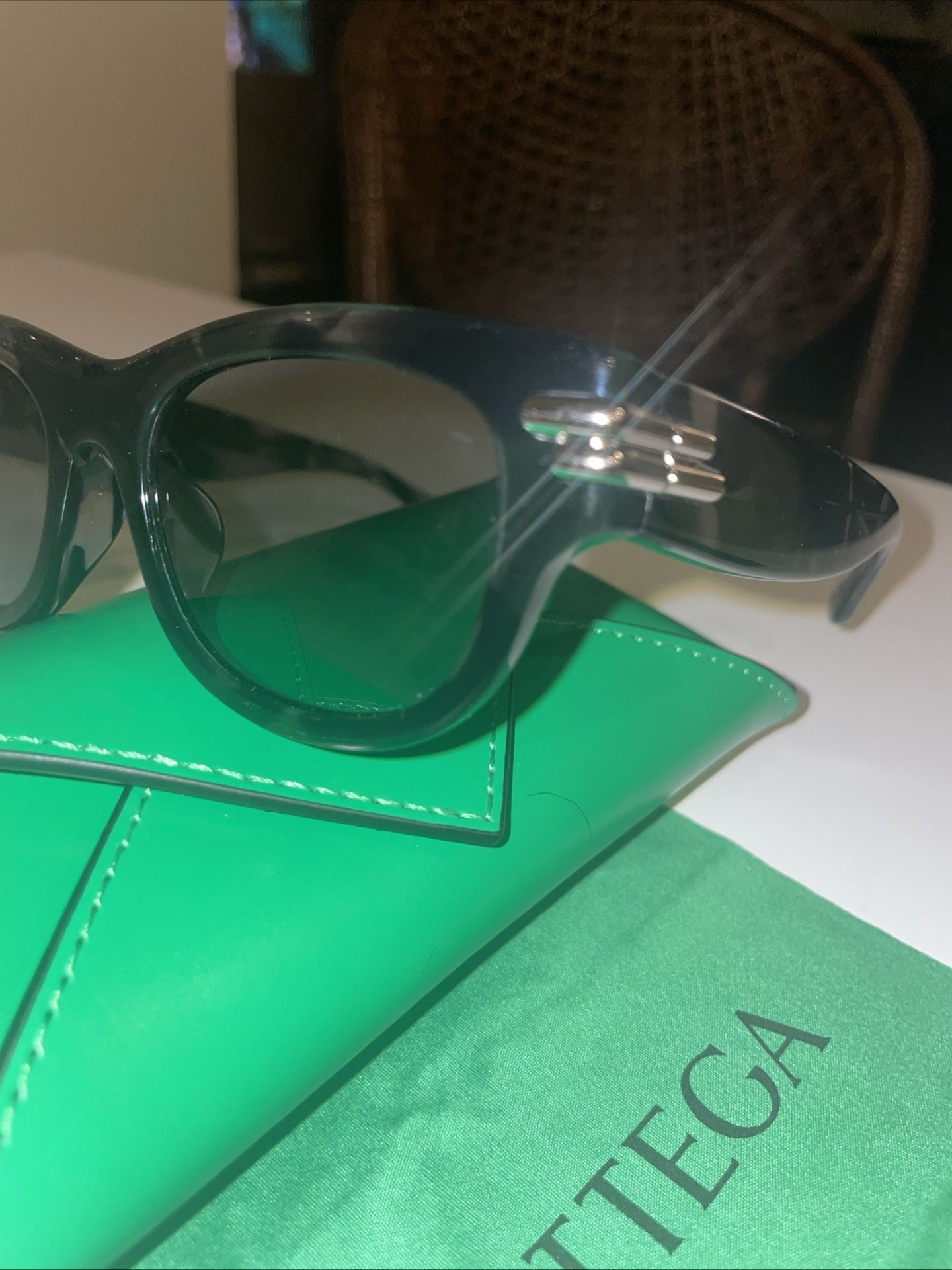 Bottega Veneta Black Sunglasses with Green Case AQfnAUygyx3uvLa2wdQ4Yd61OPeQDK  main image 3