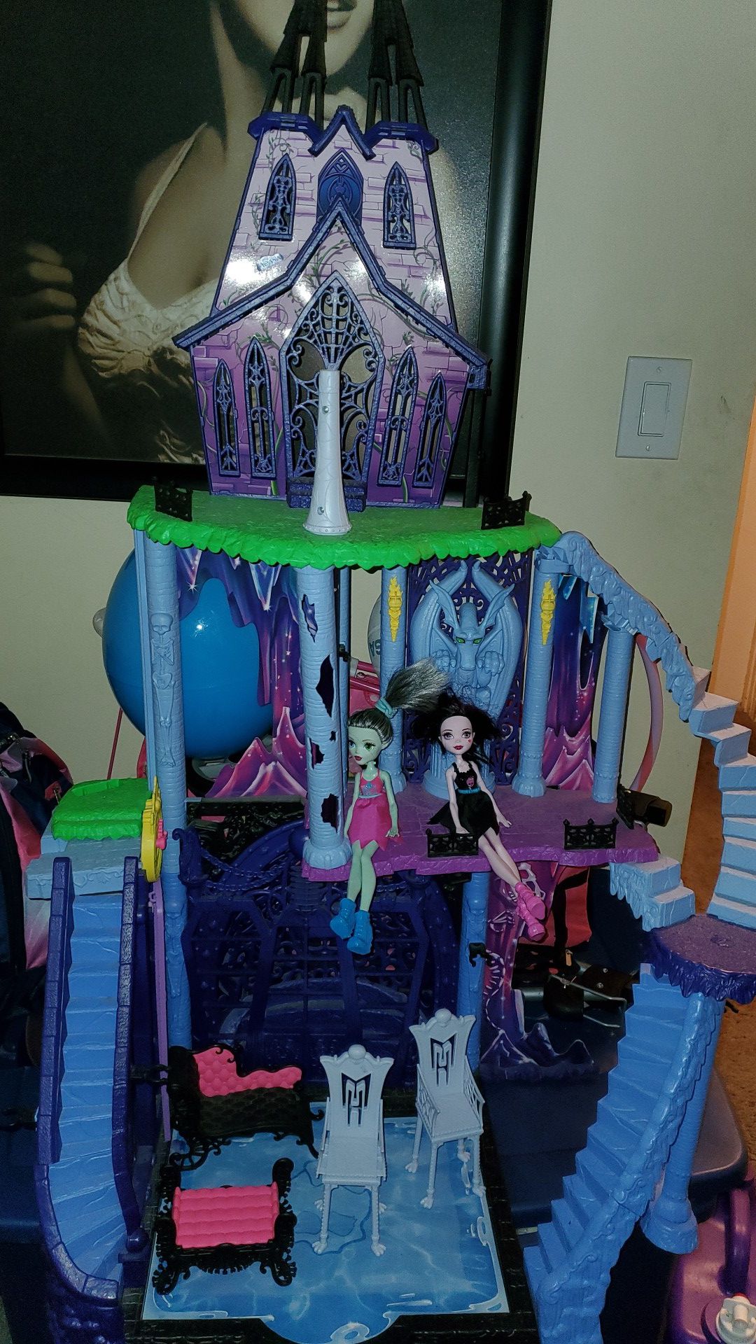 Monster High Castle with 2 barbies