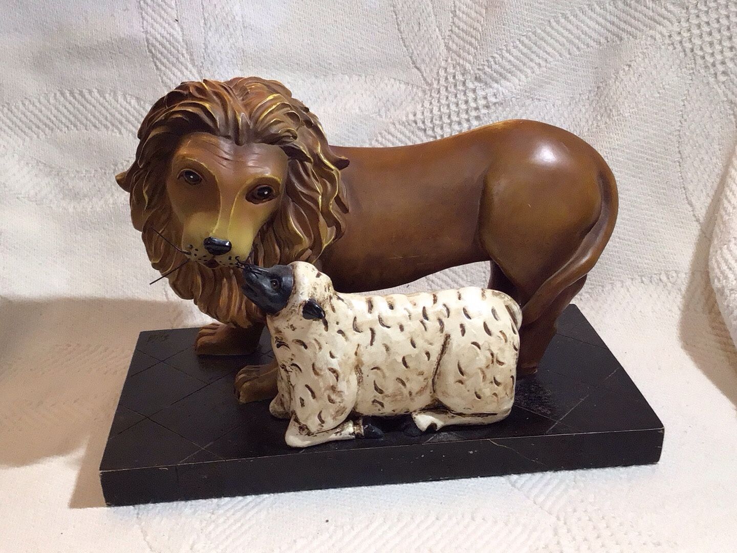 BEAUTIFUL LION & LAMB STATUE HEAVYWEIGHT EXECELLET CONDITION