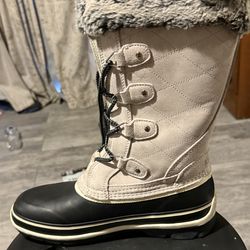 Snow boots size 7 in women KHOMBU used gray and black