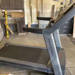 Freemotion 860 Treadmill with 7" Touchscreen Display