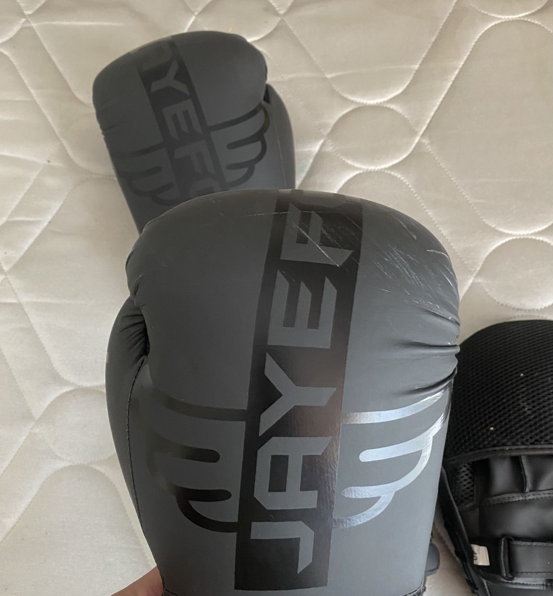 14oz Boxing Gloves And Training Gloves 