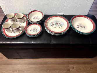 Royal Seasons
Snowman Dinnerware Set
