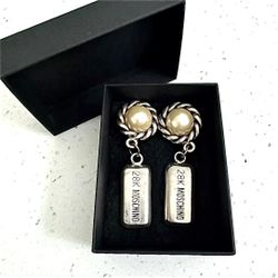 MOSCHINO Redwall Italy X Sharra Pagano Colab Vintage Runway 28k White Gold Bar METAL and Faux Pearl Clip on Earrings
