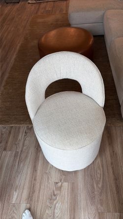 Like New : Comfy Modern Chair