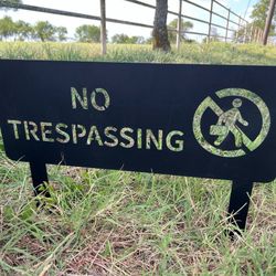 'No Trespassing' Metal Yard Sign NEW