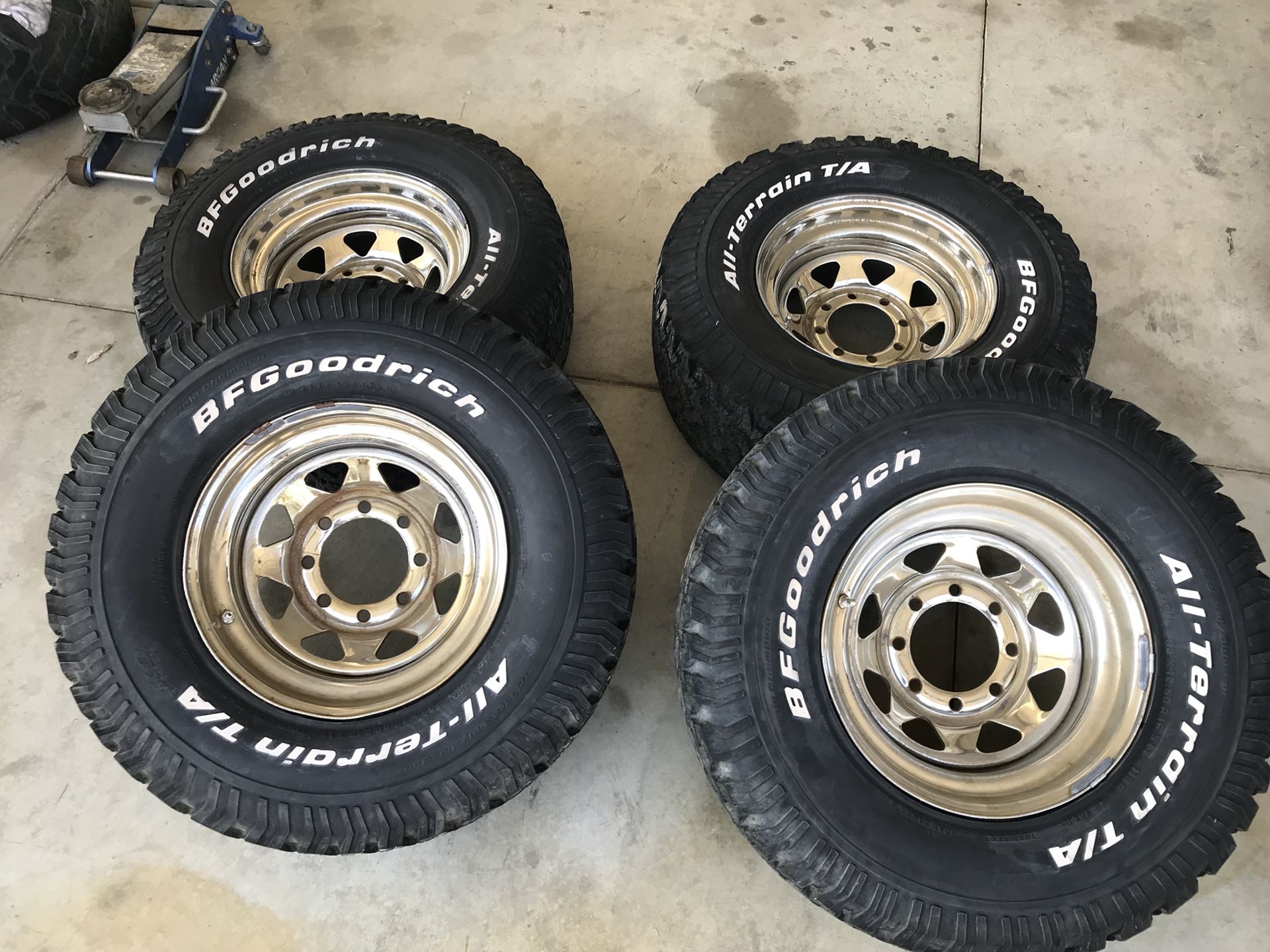 16.5 8 lug ford or Chevy wheels 33x12.50R16.5 LT 8x6.5 bolt pattern