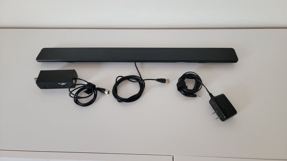 Indoor amplified HDTV antenna.
Location: SW Cape Coral, near Farmer Joe's.
The GE 33691 is an indoor, amplified HDTV antenna featuring a 22-inch "Pr