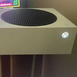 Xbox One Series S/35 Inch Roku Tv