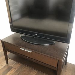 TV Tosihba And Table