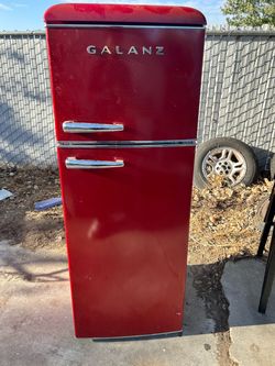 Galanz Retro Top-Freezer Refrigerator Red