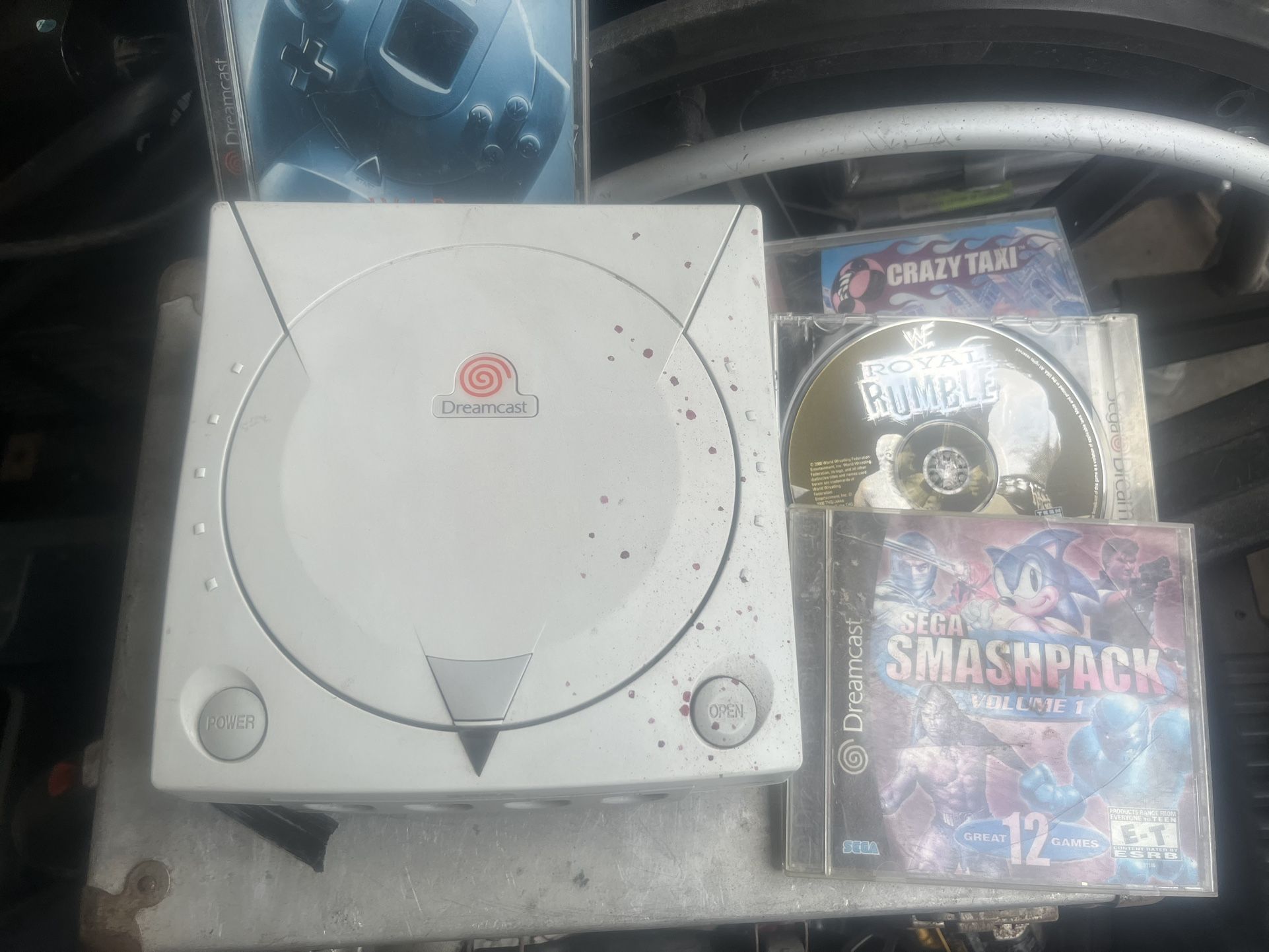 Sega Dreamcast With Two Controllers And 4 Gamesw