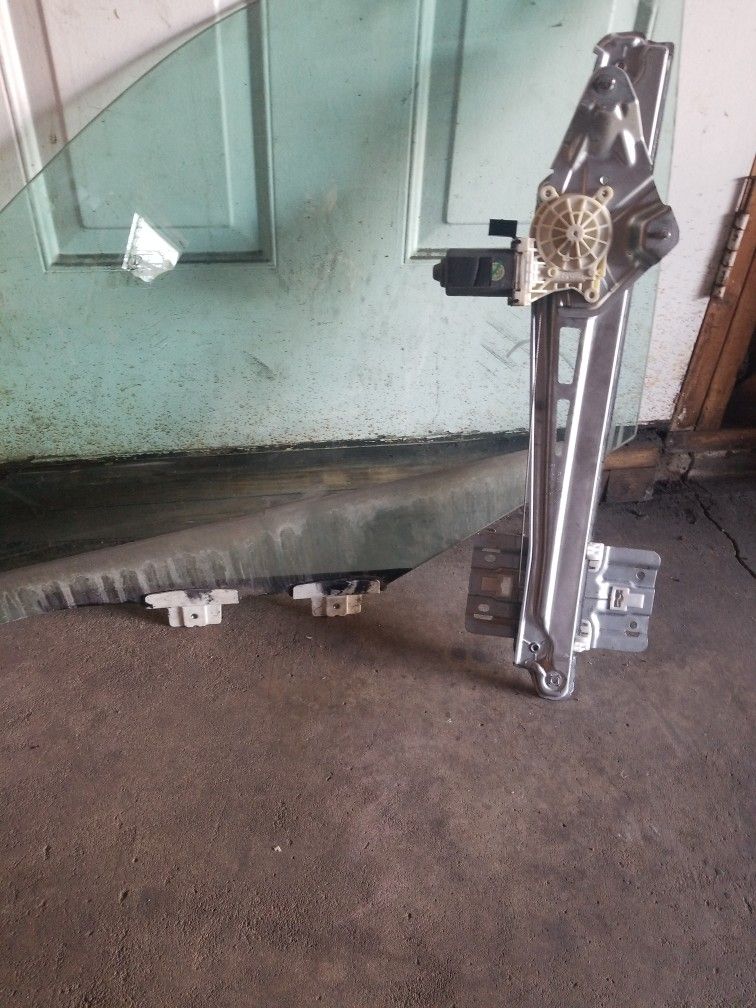 Driver Door Glass And Open Part To Ford Explorer 2011 To 2015