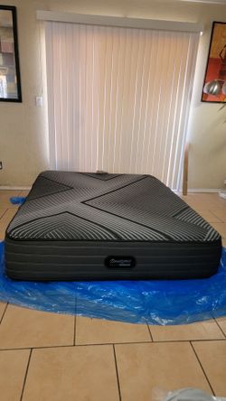 NEW QUEEN SIZE BEAUTYREST BLACK HYBRID MATTRESS FOR SALE! IN EXCELLENT CONDITION, FREE DELIVERY