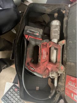 Milwaukee M18 2 speed 2646-20 Grease Gun Kit w/ 5.0 Battery & Tool Bag