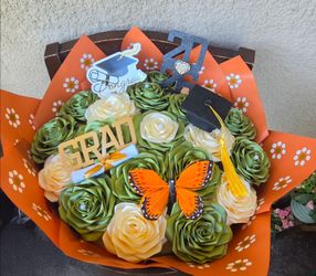 Graudation Mariposa Rosas Eternals Bouquet 2026