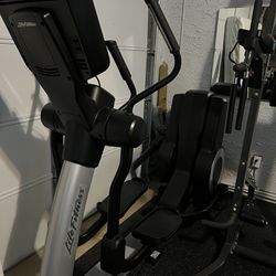 Lifefitness Discovery Series 95XS Commercial Elliptical. - Like new!