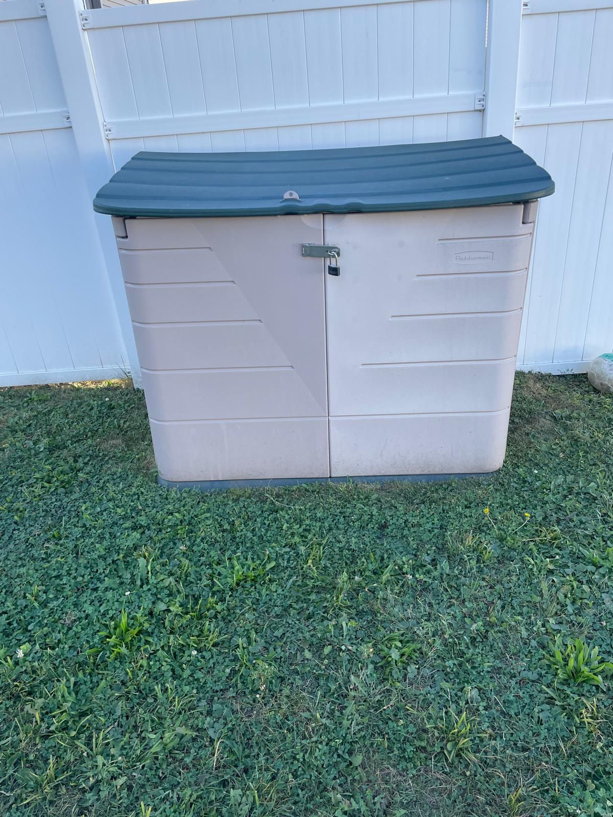 Rubbermaid outdoor storage box shed