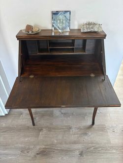Mahogany slant-front secretary desk with cabriole legs.