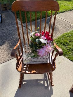 Beautiful solid wood rocking chair in a gorgeous warm wood finish. ❤️