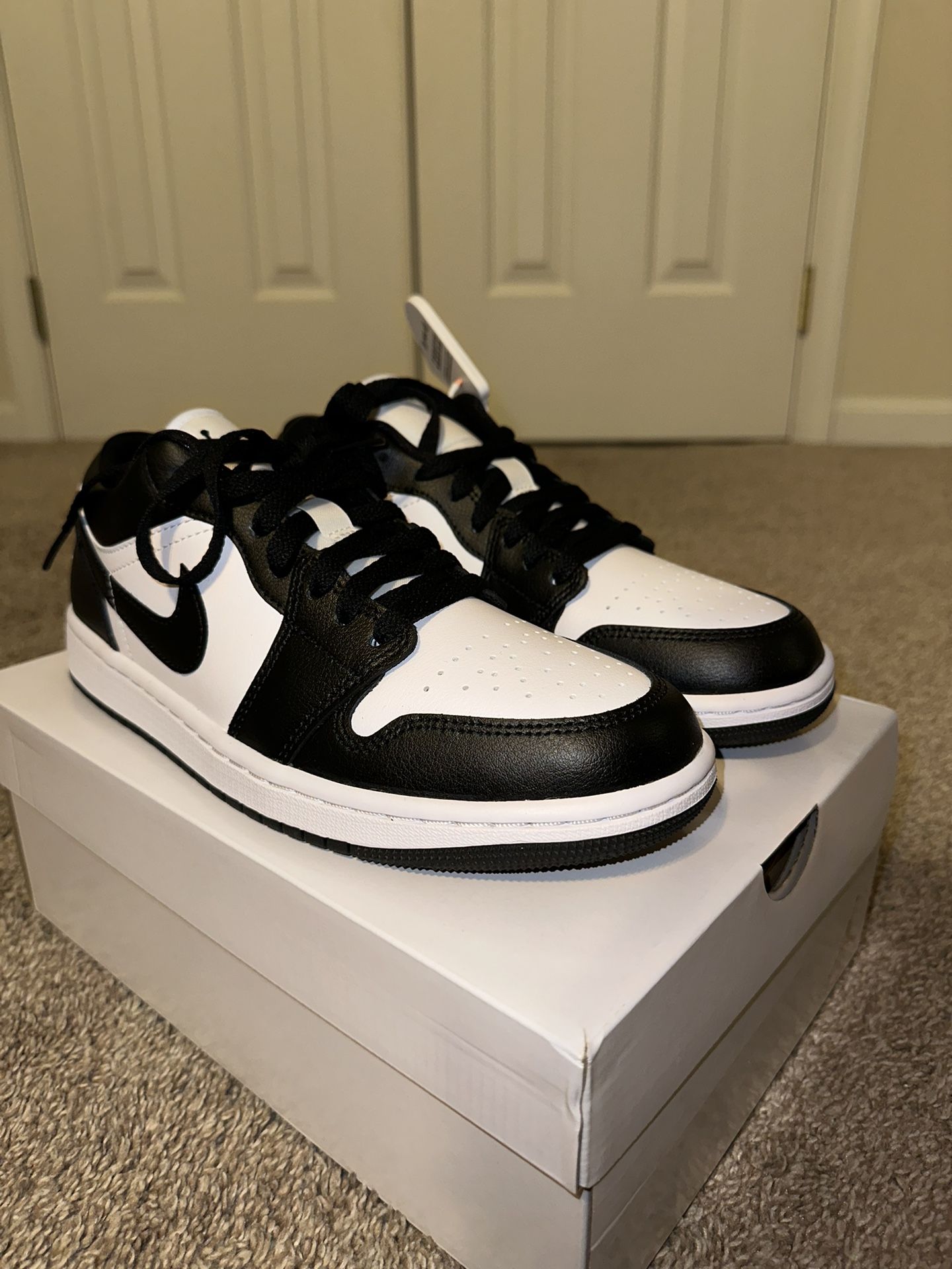 Women’s 8.5 Jordan 1 