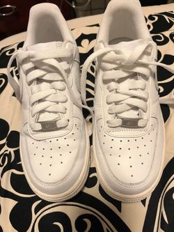 Woman’s  NIKE AIR FORCE 1 size 5.5