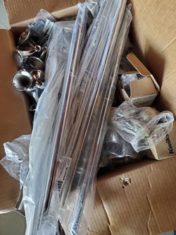 New towel bars, never used. I have a lot of them. Hablo Español