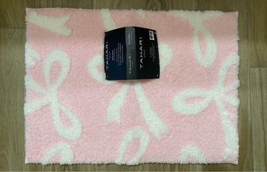 Bow pattern bath rug