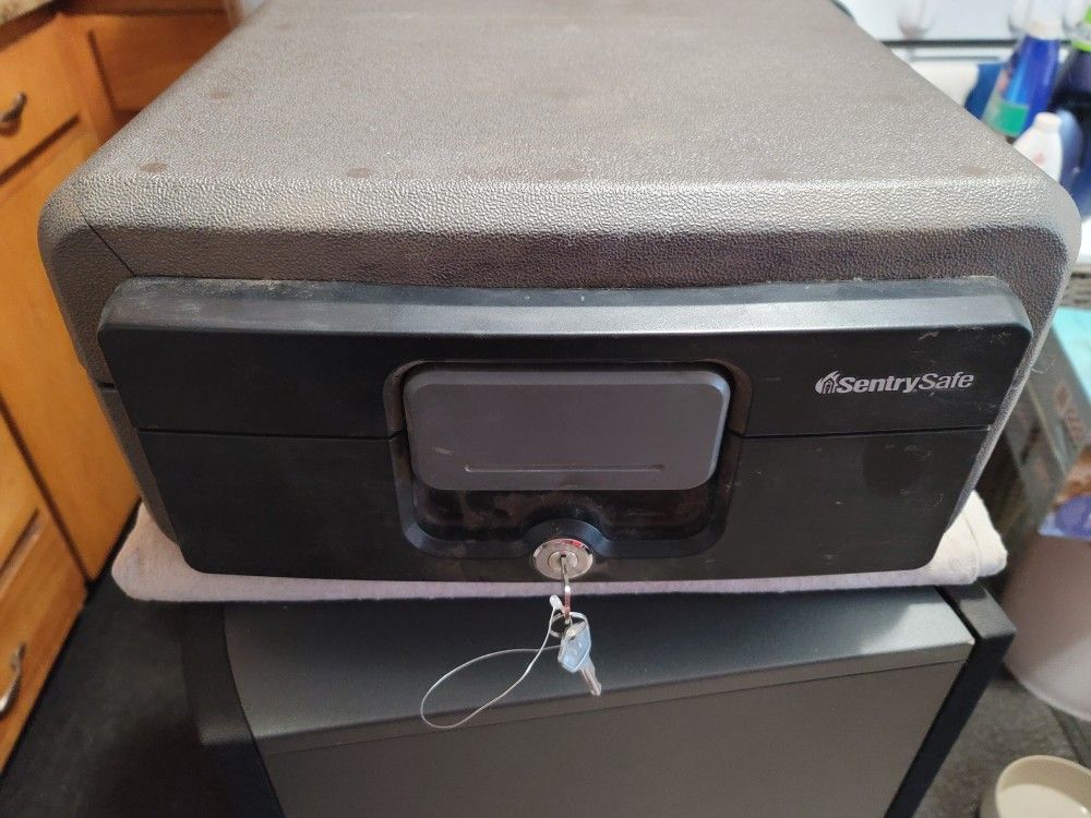 Brand New Sentry Fireproof Safe Medium Size $50 Pickup In Oakdale Or Riverbank
