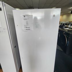 GE ENERGY STAR 17.3 CU. FT.
FROST-FREE GARAGE READY
UPRIGHT FREEZER