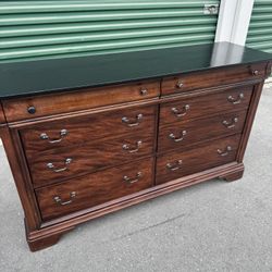 Cajonera buena 62”Lx36”Tx19”D/ good dresser / local delivery available