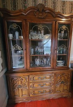 Beautiful Solid Wood China Cabinet / Dining Room Hutch