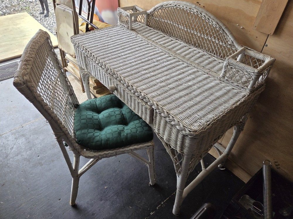 1950 ANTIQUE WICKER DESK & CHAIR WITH SEAT CUSHION
