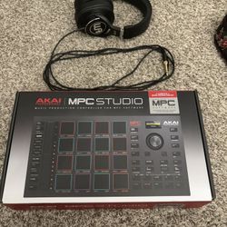 Akai Pro MPC Studio w/ Headphones