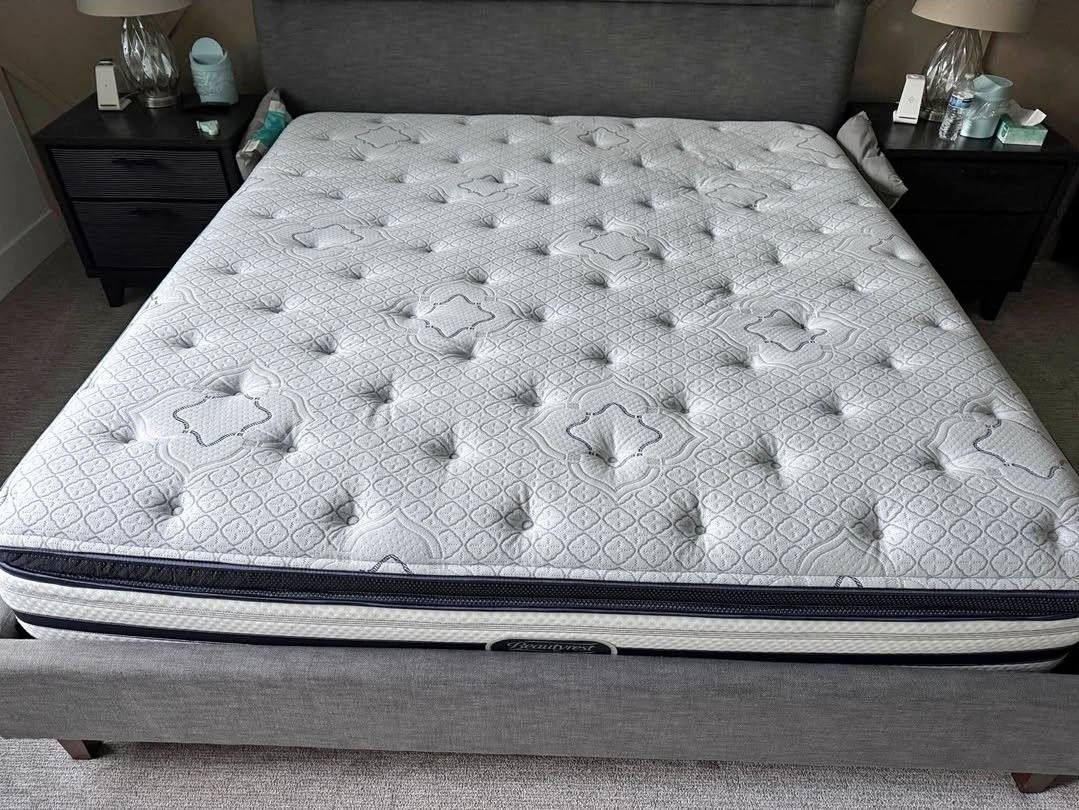 Like New King Size Beautyrest Mattress 