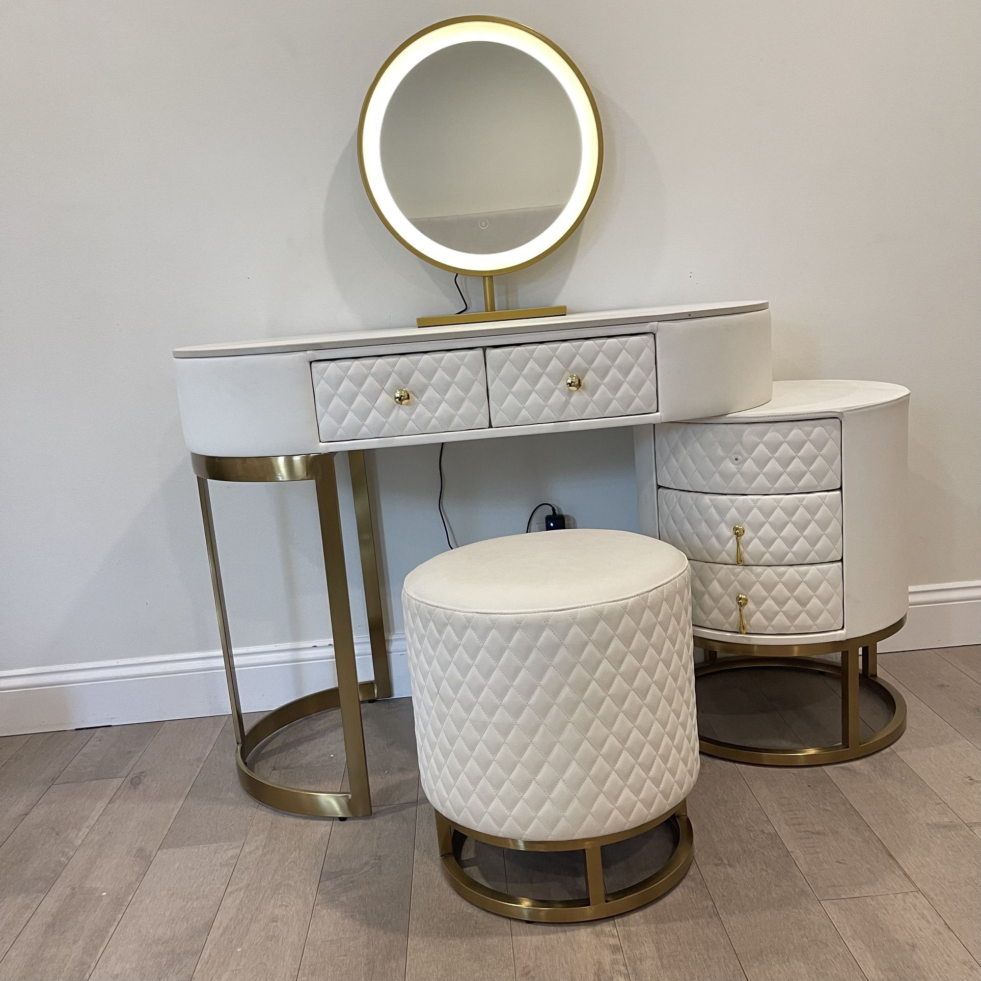 Beautiful Set - Dresser and Vanity with Chair