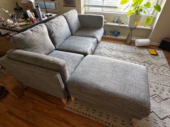 Couch with modular chaise footrest