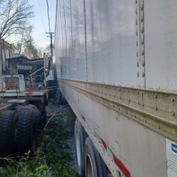 Semi trailer 