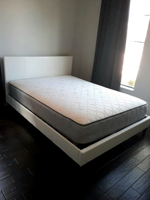 NEW Queen MATTRESS and BOX SPRING. Bed frame not included👍