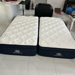 Split King Brooklyn Bedding Aurora Luxe Cooling (2 Twin XL, Firmness: Medium, Cloud Pillow Top: Yes)  Only 35 days old see pic of tag   Perfect like n