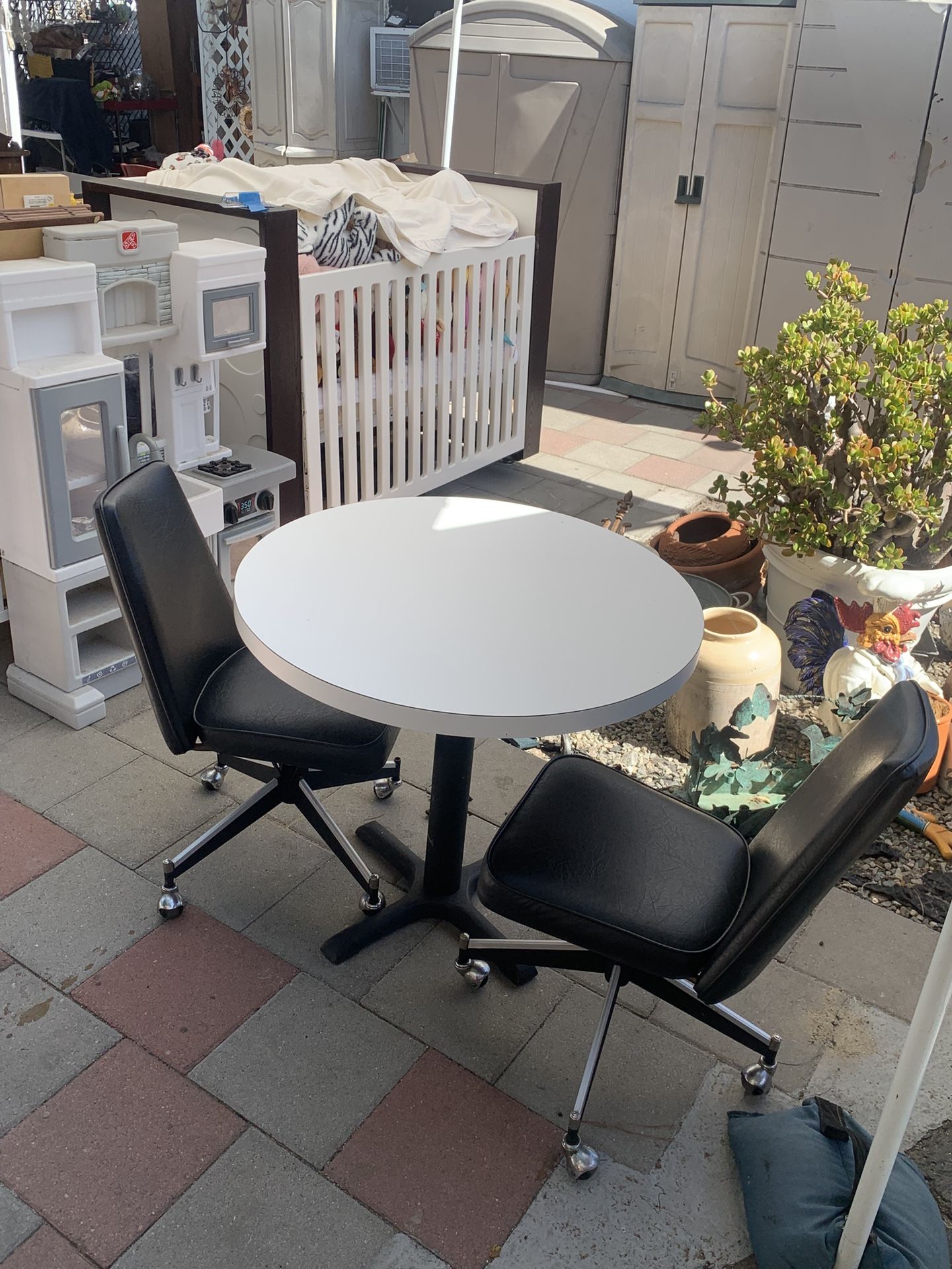 Vintage MCM Cafeteria Style Formica Mid Century Modern Round Kitchen Table $325 OBO!