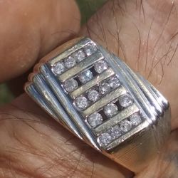 10k .real Diamonds.big Ring.  18 Diamonds. 8 Gram Gold .size 8 
