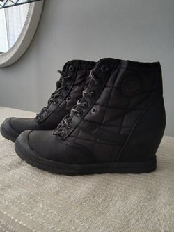 Boots Wedge Size 8